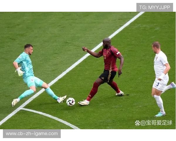 卢卡库脚底拨球晃倒对手,比利时前场节奏完全掌握